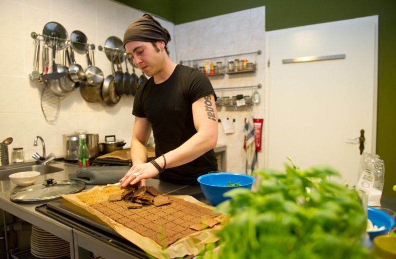 2 Фото дня: ресторан каменного века в Берлине