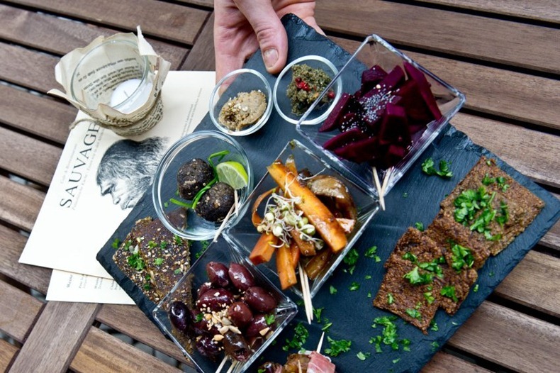 3 Фото дня: ресторан каменного века в Берлине