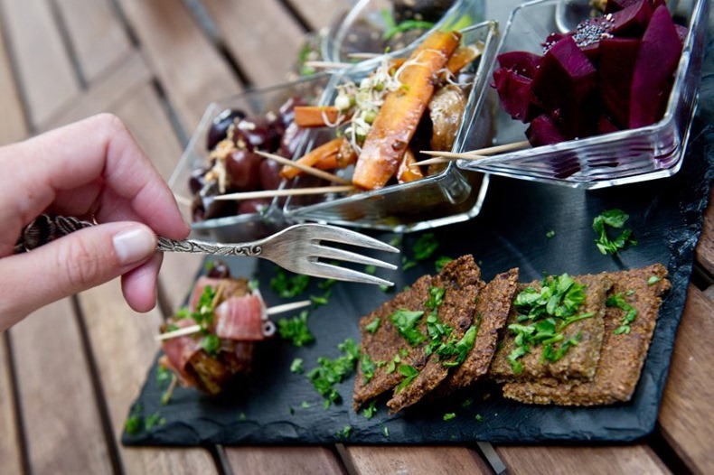 Коммерчески успешный «самый вредный» в мире ресторан Heart Attack Grill в Далласе (США) дождался ответа. В Берлине открылся ресторан Sauvage, в котором готовят только «полезную» еду – посетителям предлагается меню из блюд эпохи раннего каменного века – палеолита. german restourant