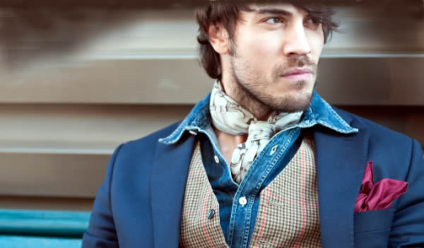 Менеджер небольшой фирмы, если находится среди своих коллег, может снять пиджак, но остаться в рубашке с длинными рукавами mans suit office rubashka