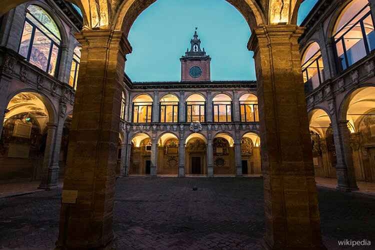 Author: Wwikiwalter File:Archiginnasio ora blu Bologna.jpg